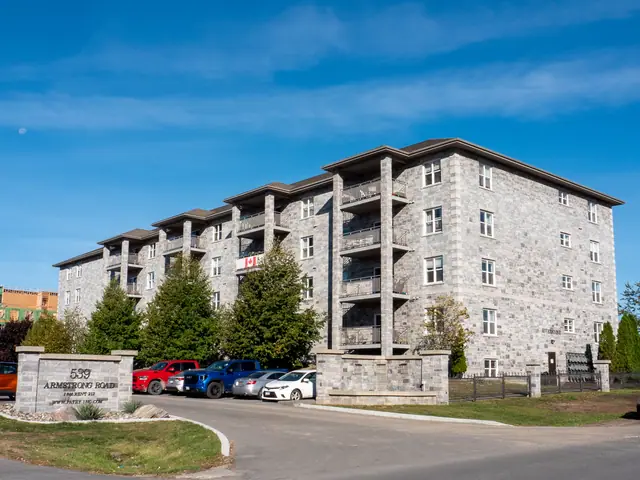 Riverstone entrance sign and stone block
